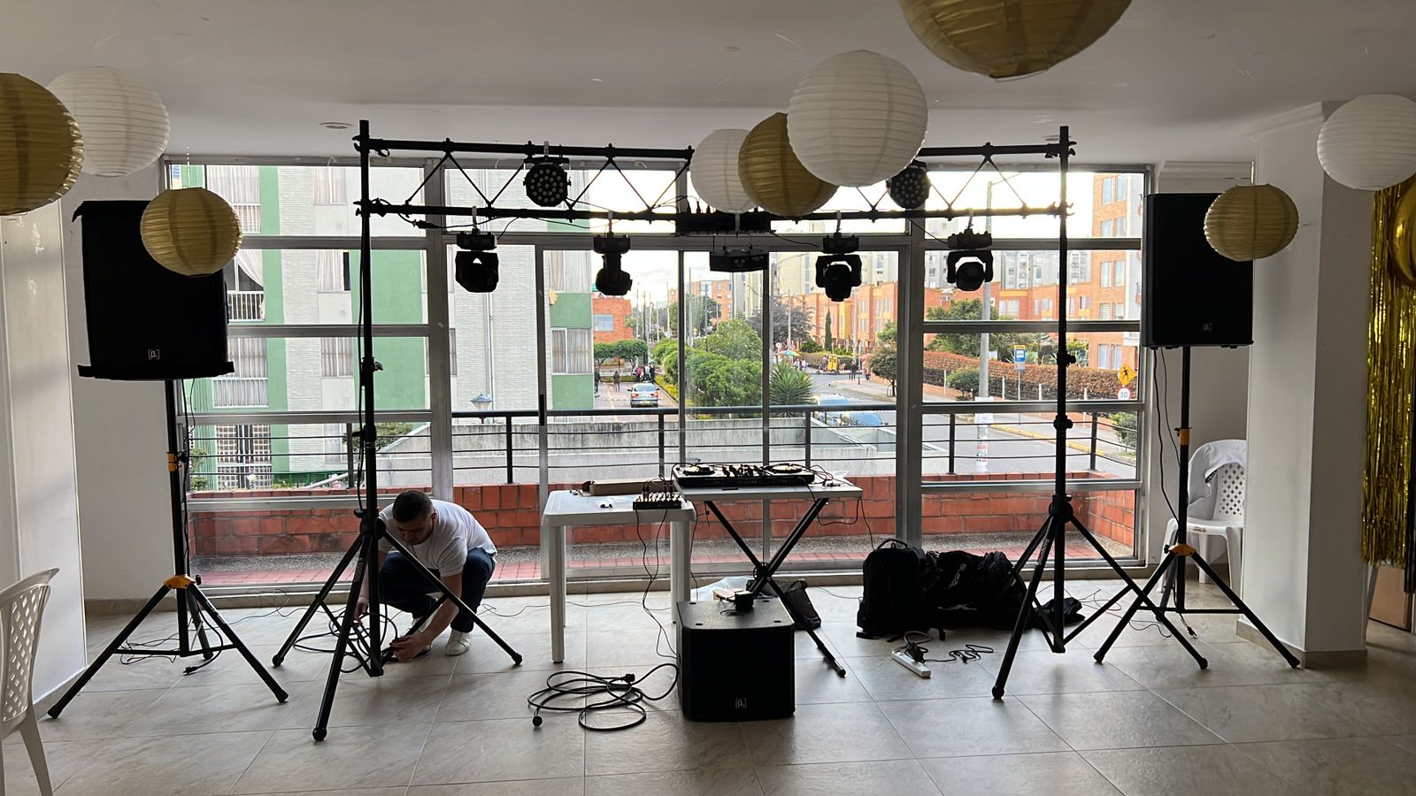 Técnico ajustando el montaje de luces y sonido antes del evento