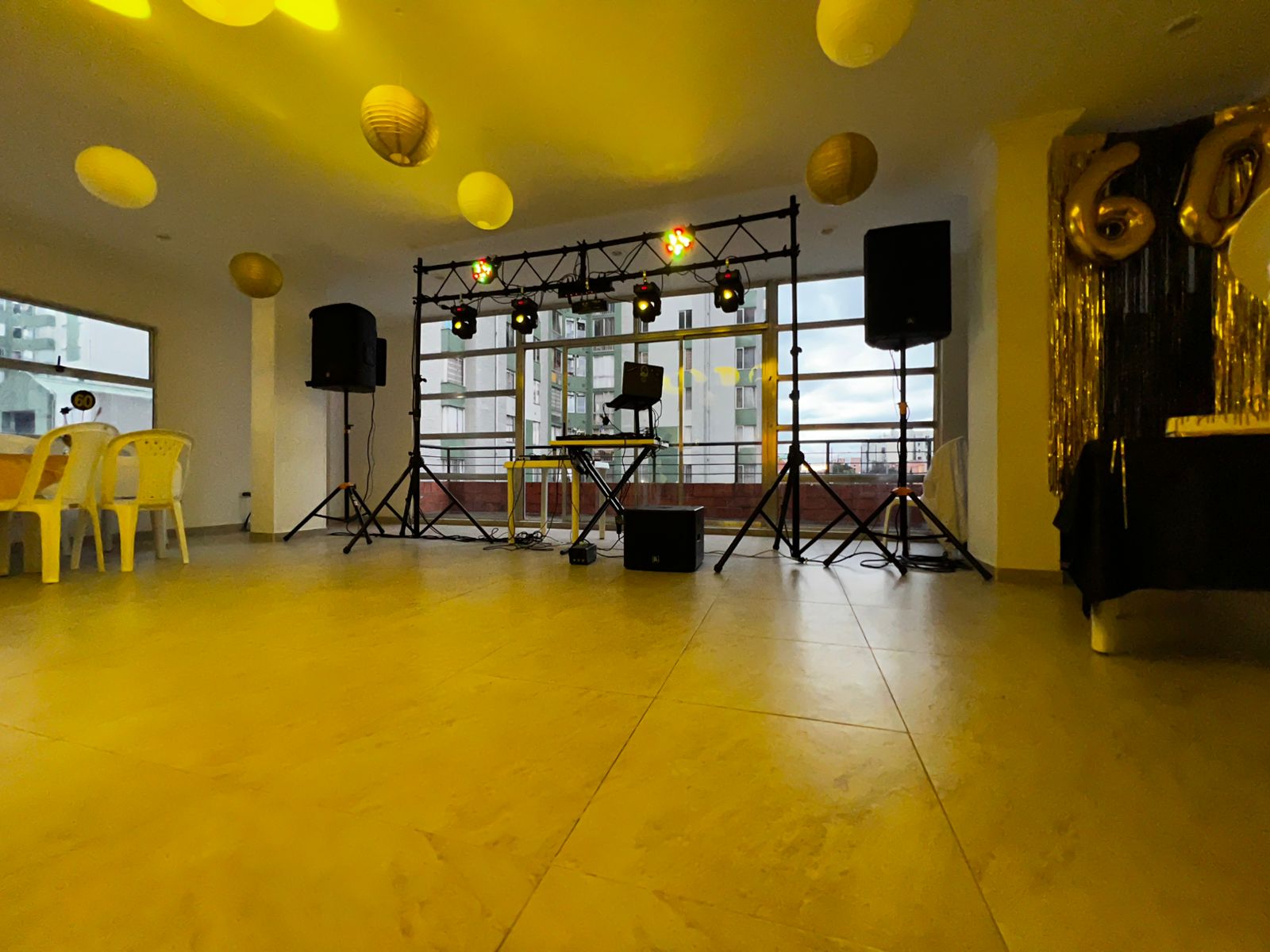 Salón decorado en dorado con estructura de luces y sonido
